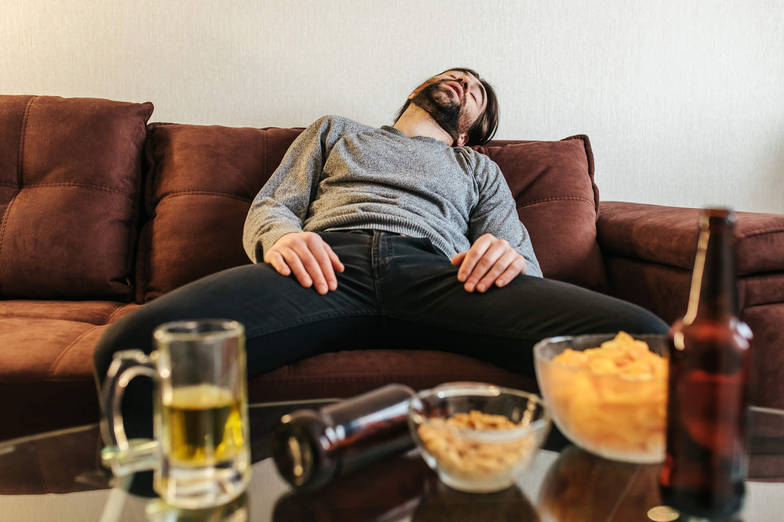 aide-alcool-proche-boit-trop